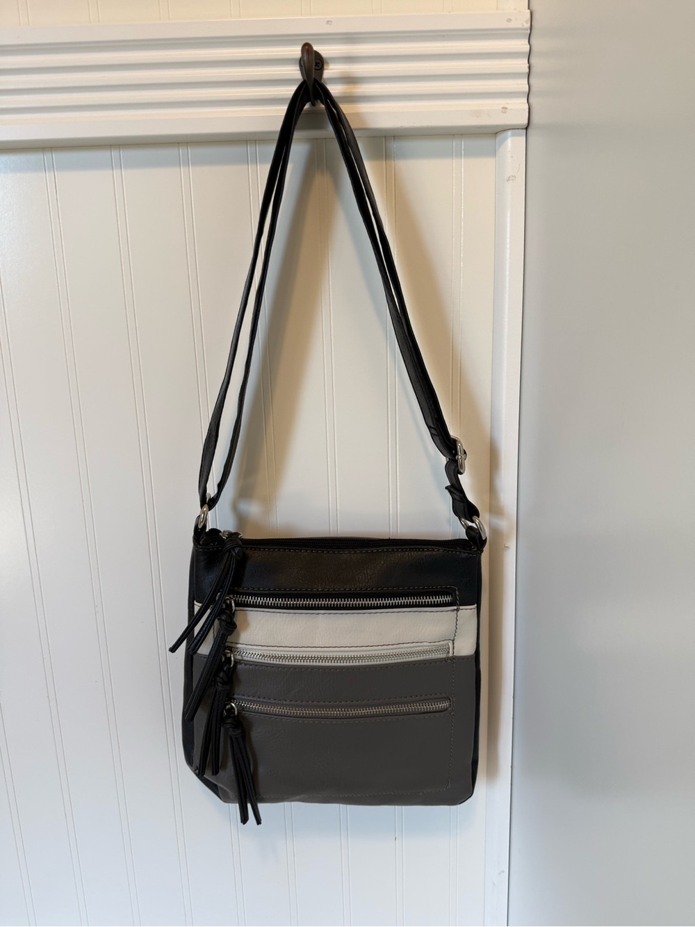 Chic APT 9 Black, Gray & White Crossbody Shoulder Bag with adjustable strap